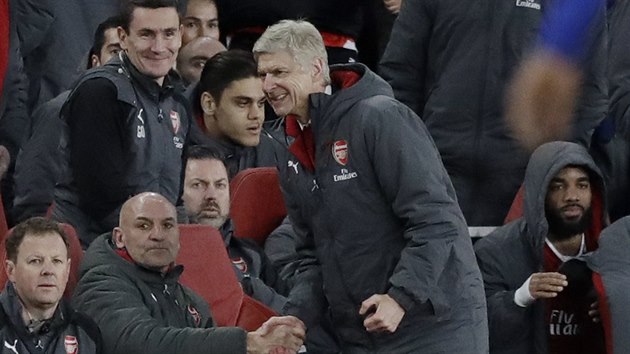 DO FINLE. Trenr Arsne Wenger se na lavice Arsenalu raduje z postupu do finle Ligovho pohru.