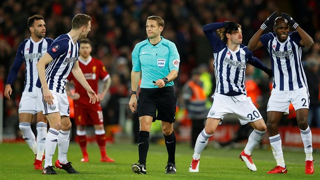 J NIC, TO VIDEO. Fotbalist West Bromwiche se roziluj, e jim rozhod Craig Pawson na zklad videa neuznal gl v anglickm FA Cupu proti Liverpoolu.