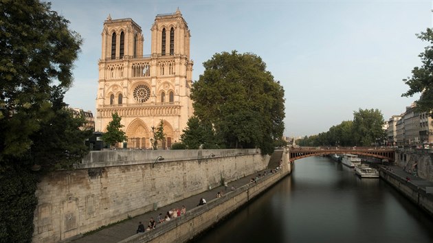 Takto vypadala hladina Seiny u katedrly Notre Dame v lt 2017