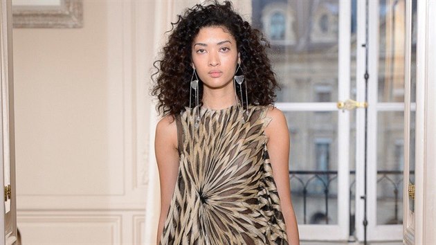Model z přehlídky značky Schiaparelli, který se v minulých dnech představil na pařížském týdnu módu.