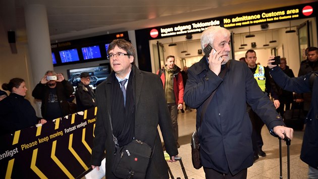 Katalnsk expremir Carles Puigdemont (vlevo) piletl do Dnska. (22. ledna 2018)