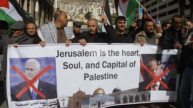 Palestinci ve mst Nbulus na Zpadnm behu Jordnu protestuj proti nvtv americkho viceprezidenta Mikea Pence v Izraeli. (22. ledna 2018)
