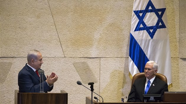 Izraelsk premir Benjamin Netanjahu tlesk projevu americkho viceprezidenta Mikea Pence. Ten jej pronesl v Knessetu. (22. ledna 2018)
