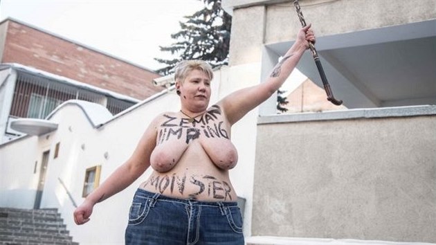 Aktivistka Oleksandra Nminovov z hnut Femen se na protest odhalila ped eskou ambasdou v Kyjev. (26. ledna 2018)