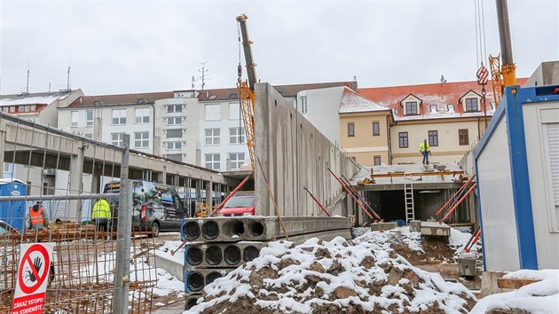 U Marinskch kasren v eskch Budjovicch zan vyrstat nov parkovac dm.