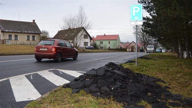 Opravu silnice vTn nad Vltavou dokonila firma Robstav na pelomu listopadu a prosince. Jet ve stedu byly v trv kopce nepouitho asfaltu.