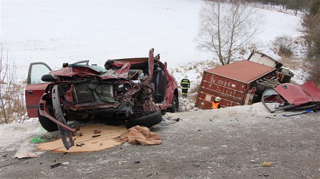 Při čelní srážce kamionu s osobním vozem u jihomoravské obce Závist utrpěl řidič auta zranění, kterým v nemocnici podlehl.