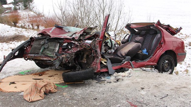 Při čelní srážce kamionu s osobním vozem u jihomoravské obce Závist utrpěl řidič auta zranění, kterým v nemocnici podlehl.