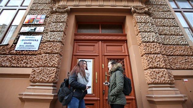 Atmosféru na Střední zdravotnické škole v brněnské Jaselské ulici kritizuje část ze šesti stovek studentů i pedagogů.