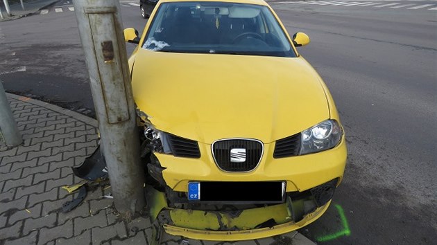 idika ve Znojm nezvldla odboen na kiovatce a narazila do sloupu na chodnku. Nadchala pes ti promile alkoholu.