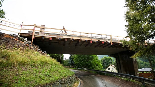 Most na hlavním silničním tahu u Černé hory je v havarijním stavu a je proto průjezdný jen jedním směrem.