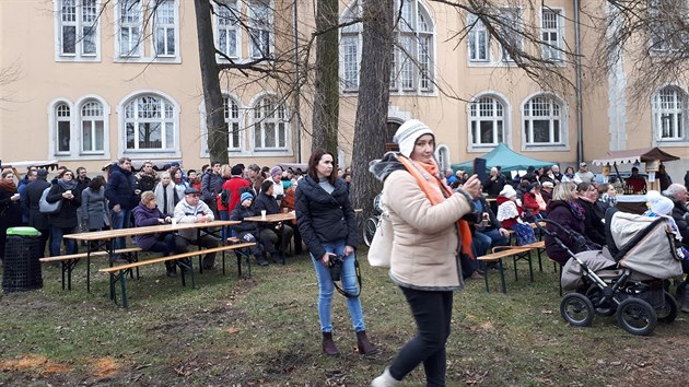 Lid za radnic Jablunkova spolen ekaj na vsledky voleb, kter sleduj na velkoplon obrazovce vedle pdia. (27. ledna 2018)