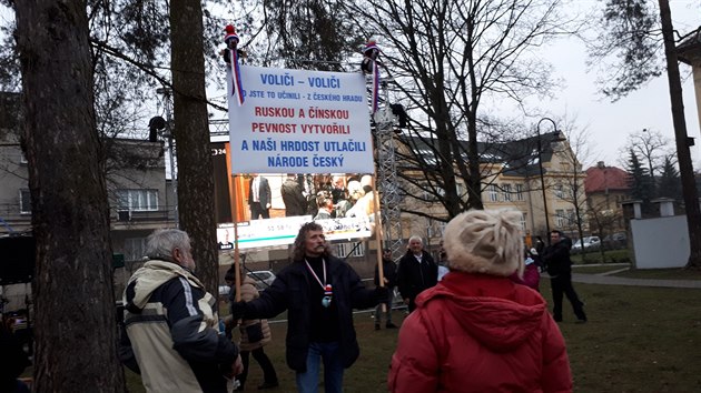 Po vyhlen vsledk se v parku v Jablunkov objevil mu s transparentem obviujc volie, e z Hradu vytvoili ruskou a nskou pevnost. (27. ledna 2018)