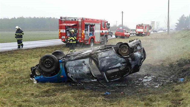 U Vranovic na Brnnsku havaroval zdrogovan idi. Auto cel shoelo.