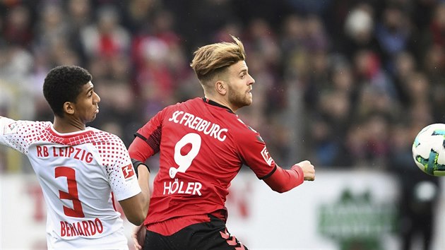 Lucas Hller z Freiburgu a Bernardo (vlevo) z RB Lipsko v utkn nmeck bundesligy.