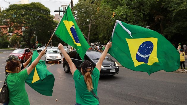 eny s brazilskmi vlajkami oslavuj rozhodnut soudu, kter poslal bvalho prezidenta Lulu da Silva do vzen na dvanct let. (24. ledna 2018)