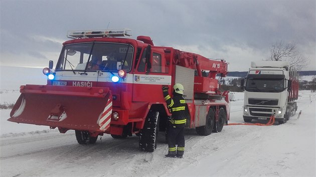 Těžké stroje hasičských záchranářů pomáhají i při uvolňování silnic, kde provoz blokují zapadlé kamiony.