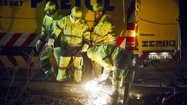 Dlnci v noci z 24. na 25. ledna odstranili posledn nsledky hromadn nehody, je se na 99. a 100. kilometru dlnice D1 odehrla devt dn ped tm. Odtili kontaminovanou zeminu ze stednho psu a vymnili ponien svodidla.