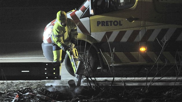 Dlnci v noci z 24. na 25. ledna odstranili posledn nsledky hromadn nehody, je se na 99. a 100. kilometru dlnice D1 odehrla devt dn ped tm. Odtili kontaminovanou zeminu ze stednho psu a vymnili ponien svodidla.