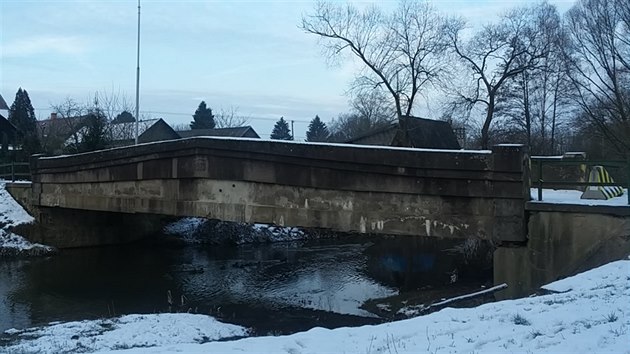 Most v Mrovce, kter nechal Kraj Vysoina uzavt. Bhem letonho roku dojde k jeho demolici a bude nahrazen mostem novm.