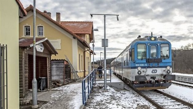 Do Polné na Šumavě stále jezdí vlaky. To v Polné na Vysočině, přestože je podstatně větší, už mají koleje zarostlé keři a zatím se marně snaží o jejich obnovu.