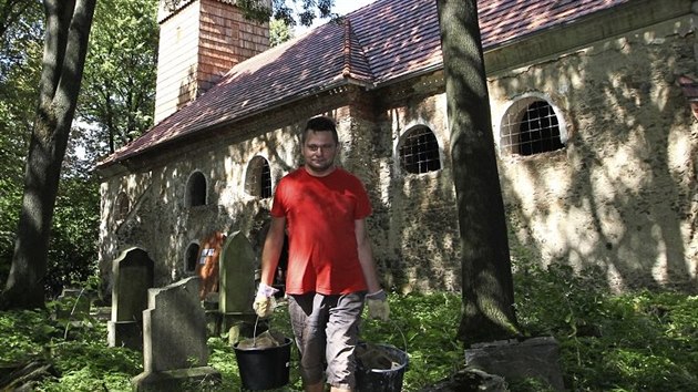 V téměř zaniklé vsi Pelhřimovy na Bruntálsku opravují 
nadšenci kostel.