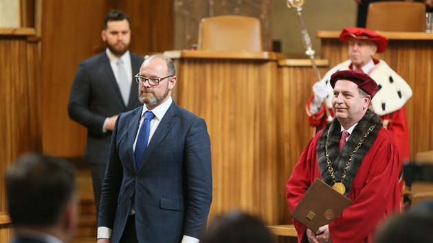 Ministr školství, mládeže a tělovýchovy Robert Plaga (vlevo) předal jmenovací dekrety 52 profesorkám a profesorům vysokých škol. Na snímku je s rektorem Univerzity Karlovy Tomášem Zimou (22.1.2018).