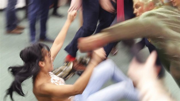 Tato kol zachycuje aktivistku hnut Femen, kter se ve volebn mstnosti hnala na prezidenta Miloe Zemana, a novine a Zemanova pznivce Karla Slezka, kter se dostal do stetu s novini po vyhlen vsledk 2. kola prezidentskch voleb (29.1.2018).