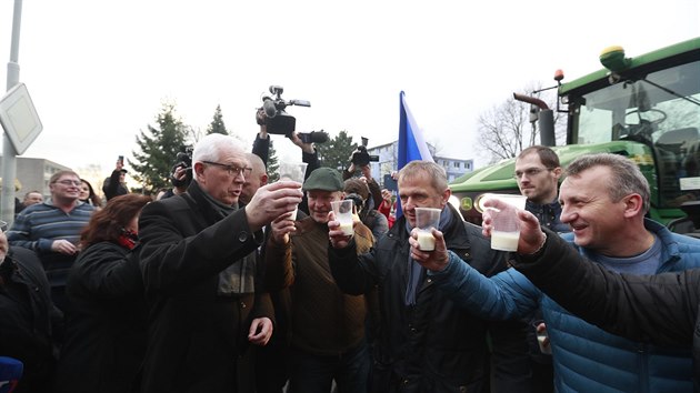 Soukrom zemdlci podpoili kolonou traktor kandidaturu Jiho Drahoe na prezidenta R. Jeli z praskch Lysolaj, kde Draho bydl, na Vtzn nmst. (25. ledna 2018)