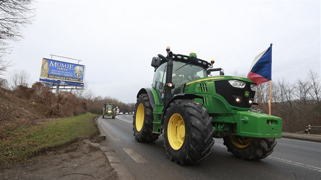 Soukrom zemdlci podpoili kolonou traktor kandidaturu Jiho Drahoe na prezidenta R. Jeli z praskch Lysolaj, kde Draho bydl, na Vtzn nmst. (25. ledna 2018)