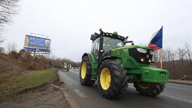VIDEO: Sedláci s traktory doprovázeli Drahoše na Vítězné náměstí - iDNES.cz