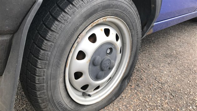 Devatenctilet mladk propchal pneumatiky trncti aut kvli neastn lsce.