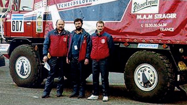 Ped ticeti lety poprv na Rallye Dakar zvtzila eskoslovensk posdka: kamion Tatra s trojic (zleva) Karel Loprais, Radomr Stachura a Tom Mck.