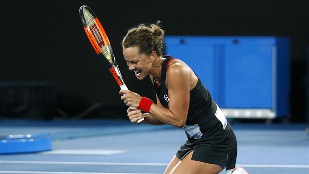 FRUSTRACE. Barbora Strcov v osmifinle Australian Open.