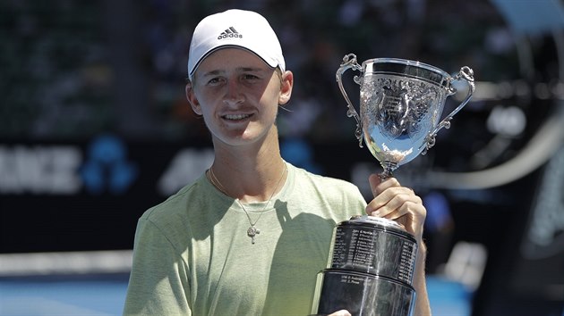 Sebastian Korda s trofej pro vtze juniorky na tenisovm Australian Open.