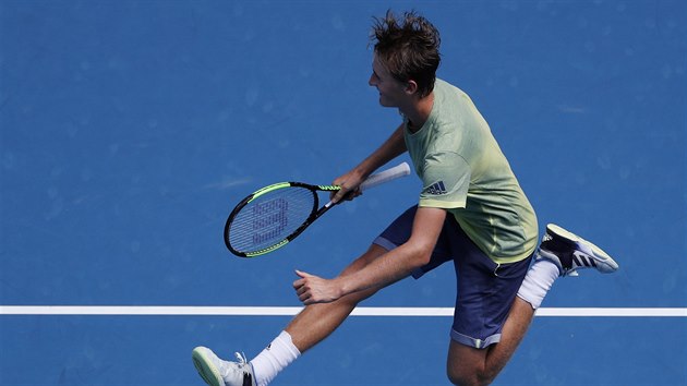 Sebastian Korda slaví tradičním rituálem svého otce triumf v juniorce na Australian Open.