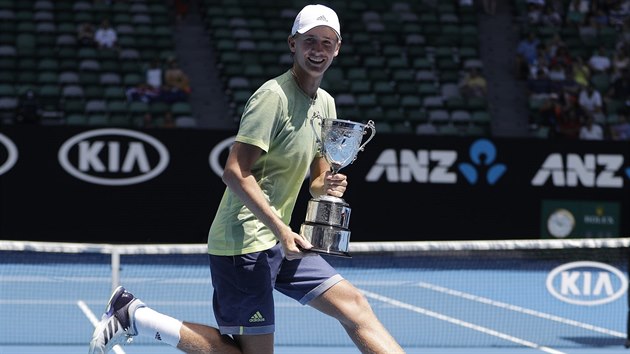 Sebastian Korda slaví populární roznožkou, kterou bavil jeho otec, vítězství v juniorce na Australian Open.