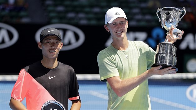 Sebastian Korda (vpravo) s trofejí pro vítěze  juniorky na Australian Open.
