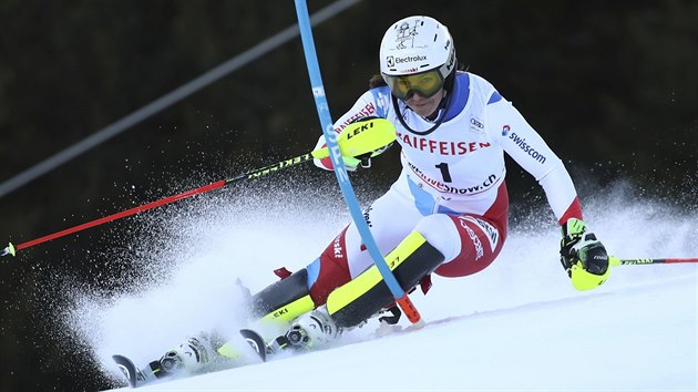 Wendy Holdenerov ve slalomu v Lenzerheide.