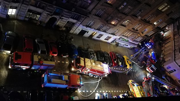 Hasiči zasahují v Náplavní ulici v Praze, kde hoří hotel. (20. 1. 2018)