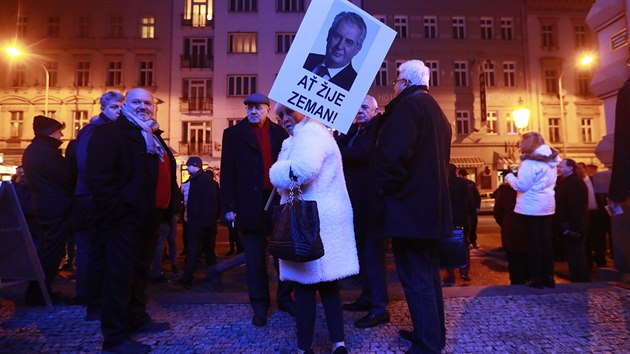 K Hudebnmu divadlu v Karln pila aktry prezidentskho duelu podpoit ada lid. (23. 1. 2018)