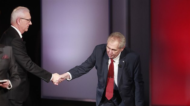 Prezident Milo Zeman vstv z kesla, aby se rozlouil s Jim Drahoem v prezidentsk debat na TV Prima. (23 11. 2018)