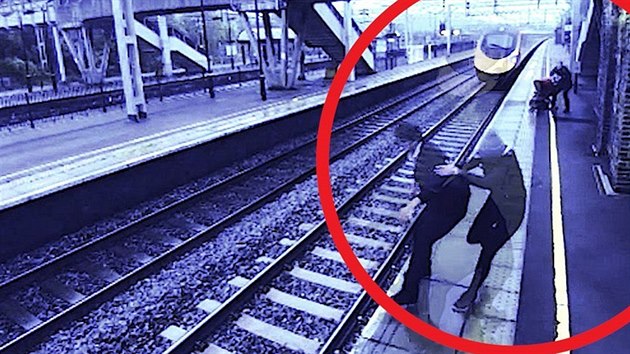Žena zachránila muže, který se chystal skočit pod vlak - iDNES.tv