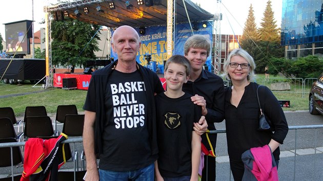 Rodina Matyáše Nováka před zahajovacím ceremoniálem ME v basketbalu žen v Hradci Králové.