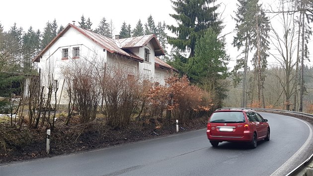 Prv tady, v dom, kter le necel dva kilometry od Karlovch Var, nali policist podle mstnch tlo mrtvho mladho mue.