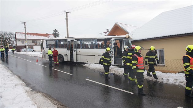 Nehoda autobusu v Haluzicch na Zlnsku.