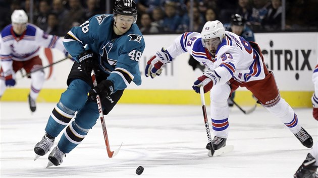 Tom Hertl (vlevo) ze San Jose unik Mikovi Zibanejadovi z New York Rangers.