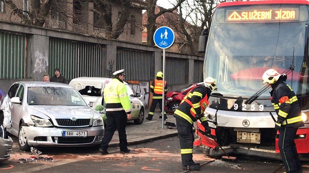 Nehoda esti osobnch aut a tramvaje v Praze ulici U Plynrny. (29.1.2018))