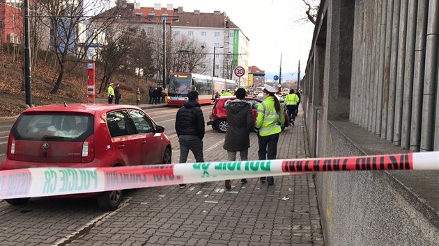 Nehoda esti osobnch aut a tramvaje v Praze ulici U Plynrny. (29.1.2018))