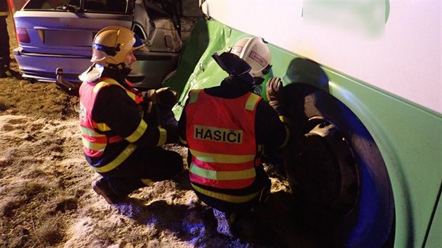 U nehody, při které se po střetu auta s autobusem zabil jednadvacetiletý řidič, museli zasahovat také hasiči.